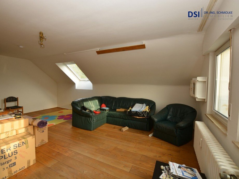 Wohnzimmer b Dachgeschosswohnung K�ln