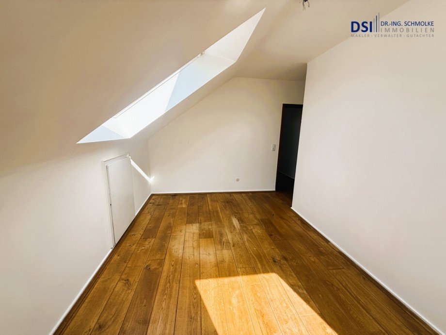 Schlafzimmer 2 b Dachgeschosswohnung K�ln