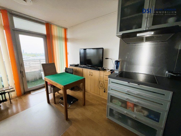 Wohnzimmer_K�che a K�ln Etagenwohnung S�lz: City-Apartment mit Balkon und TG-Stellplatz