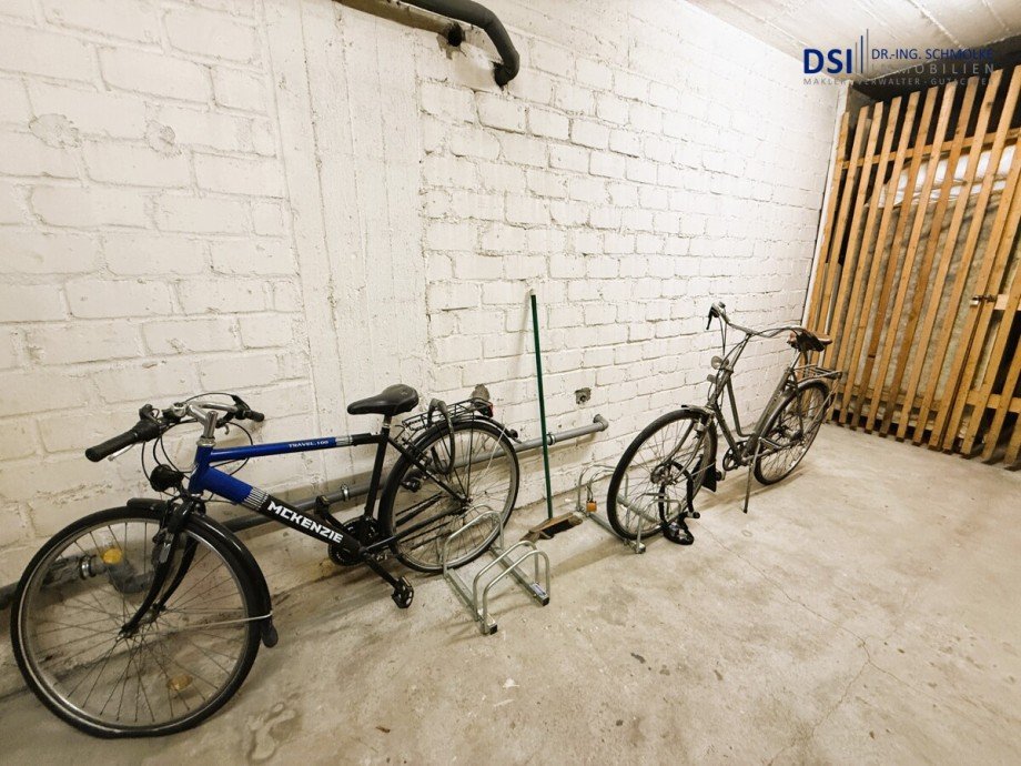 Fahrradst�nder im Keller b Etagenwohnung K�ln / Altstadt-S�d