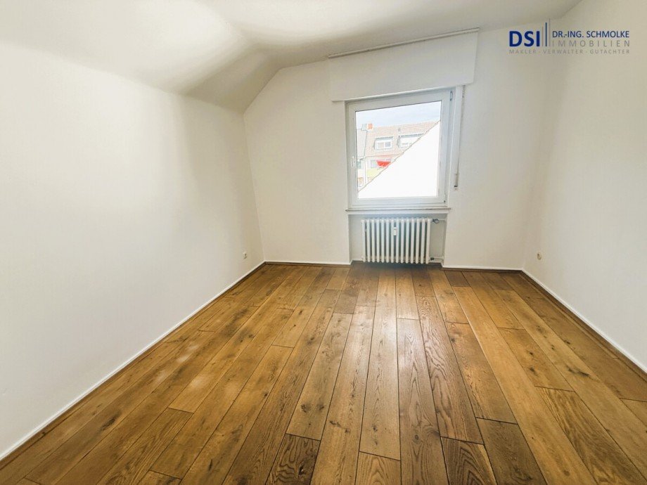 Schlafzimmer 1 Dachgeschosswohnung K�ln