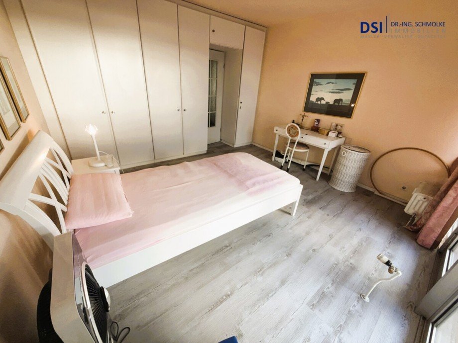 Schlafzimmer b Etagenwohnung K�ln