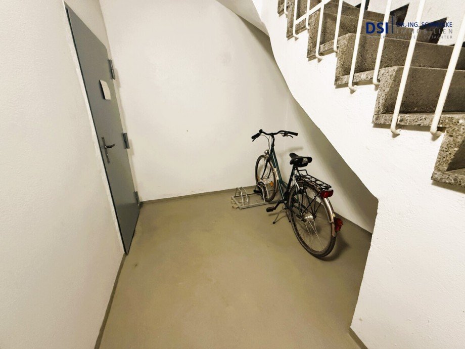 Fahrradst�nder im Keller a Etagenwohnung K�ln / Altstadt-S�d