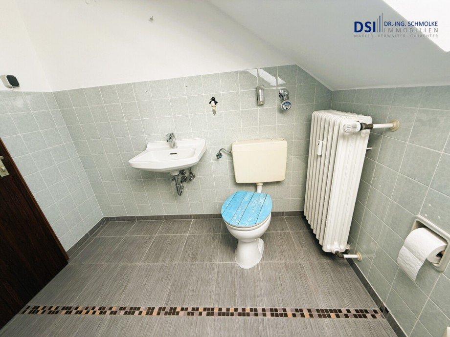 Badezimmer b Dachgeschosswohnung K�ln