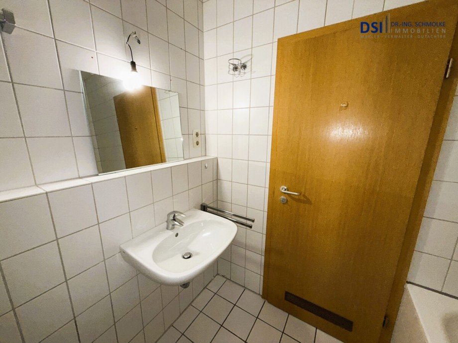 Badezimmer b Etagenwohnung Br�hl