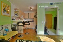 Wohnraum mit offener K�che Zentral gelegene 2-Zimmer-Wohnung mit Balkon!