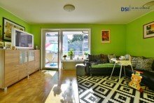 Wohnzimmer mit Blick auf den Balkon Zentral gelegene 2-Zimmer-Wohnung mit Balkon!