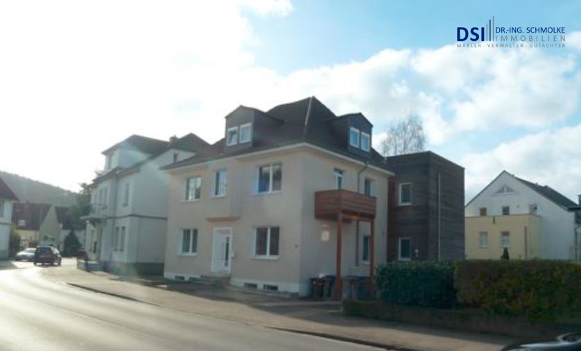 01a - Hausansicht von Nordosten, Stra�enansicht Erdgeschosswohnung Detmold